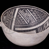 Kayenta Black-on-white Bowl with Handle