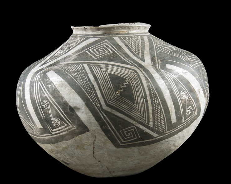 Kayenta Black-on-white Olla